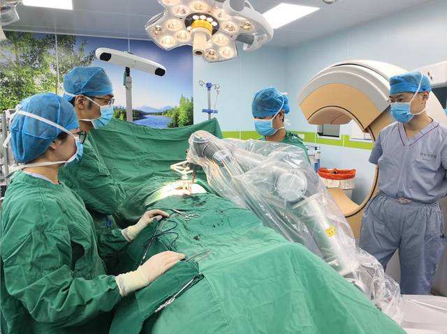 甘肃首台骨科机器人手术实施 “中国造”助手精准至0.8毫米
