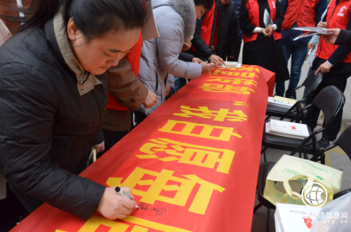 市委宣传部到北关社区开展“我自愿每周少开一天车”志愿服务活动