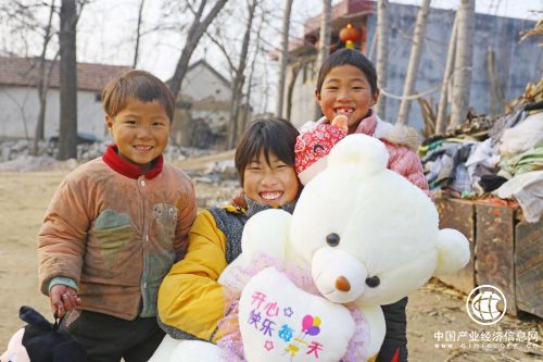 一只毛绒熊，让12岁女孩欢呼雀跃