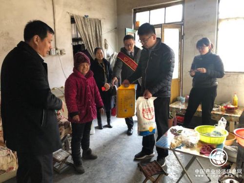 华夏银行临沂分行开展“帮助贫困群众过暖冬过好年”活动