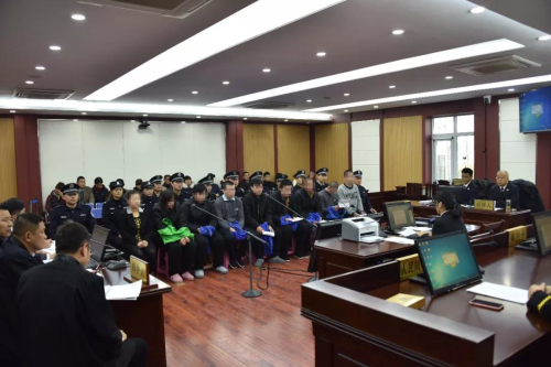 开着豪车故意去“碰瓷” 专挑大货和酒驾下手敲诈