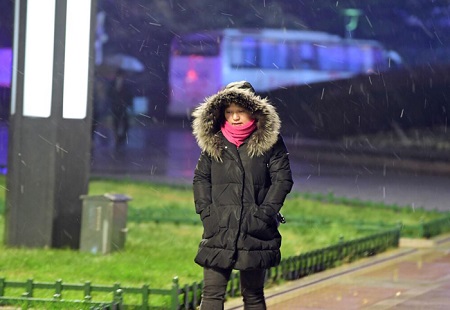 初雪细无声 乘夜入泉城