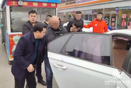 武涛拍案-作案父子兵，儿子开车父亲行窃