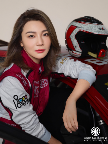 女赛车手张岩优雅亮相活动 甜美笑容备受瞩目 - 企业 - 中国产业经济