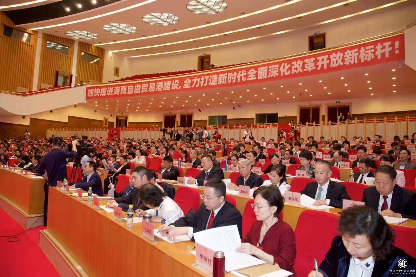 受政协第七届海南省委员会常务委员会的委托,蒙晓灵向大会报告省政协