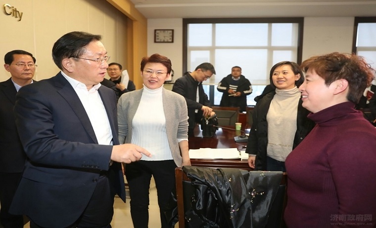 王忠林调度疫情防控工作看望慰问一线医护人员