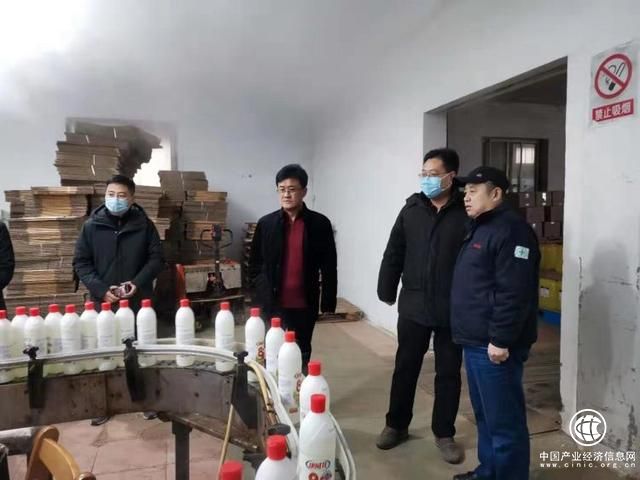 加班加点！青岛这家企业两天生产8吨酒精消毒液