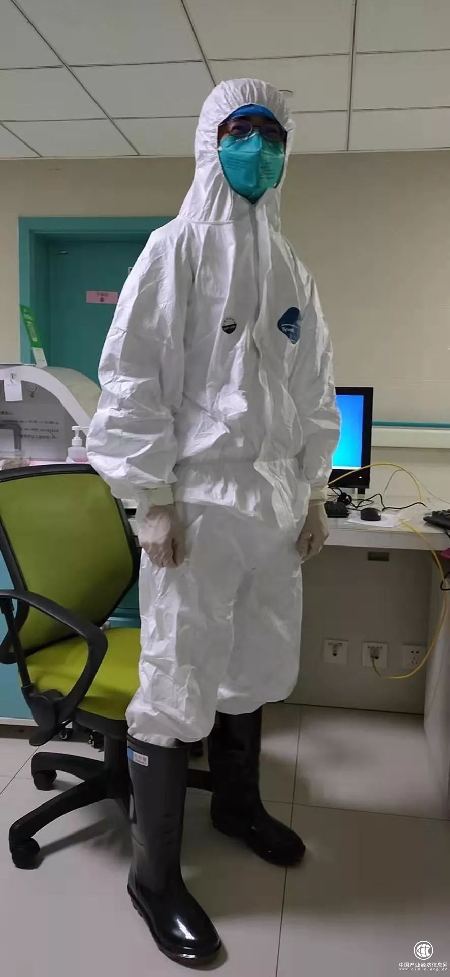 穿上防护服的王祥民