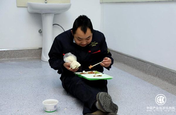 战疫故事 | 默默守护医护人员的隐形战士 只一眼便满眼心酸