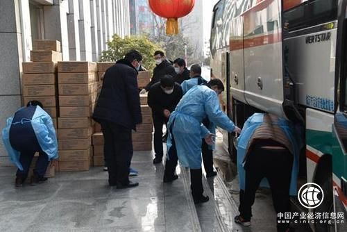 给力！临沂应急人夜行600公里运回35万余片口罩