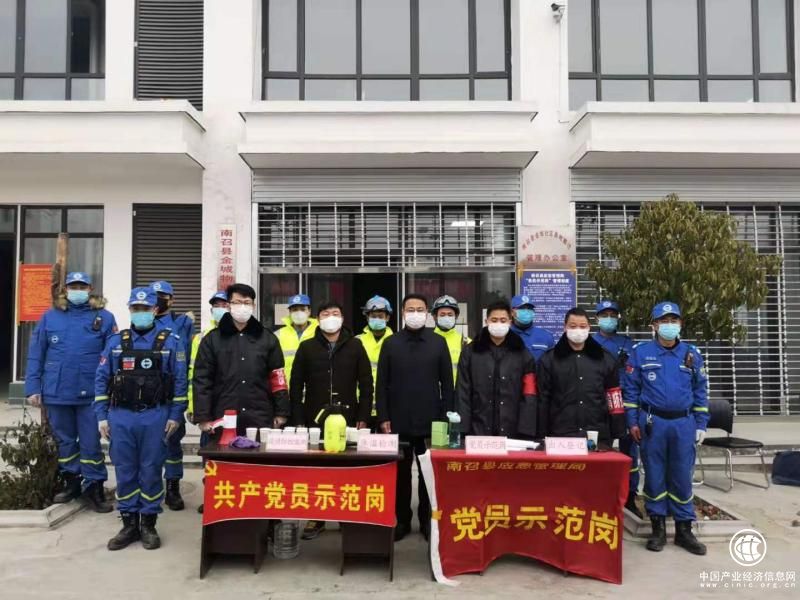 河南南召：党员示范岗筑牢疫情“防护墙”