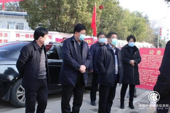 河南方城县人大常委会主任毕新民、副县长董玉坤到凤凰山社区督导疫情防控工作