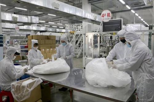 福建莆田：改造生产线转产口罩面