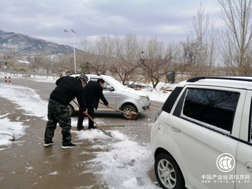 坚守！党员干部带头战“疫”除雪