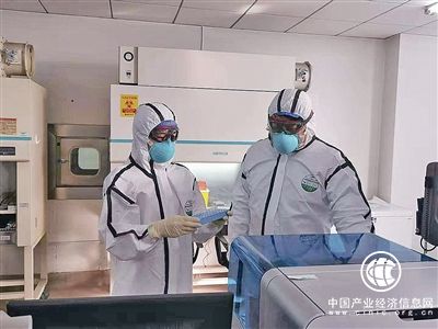 青岛疾控、急救人员战