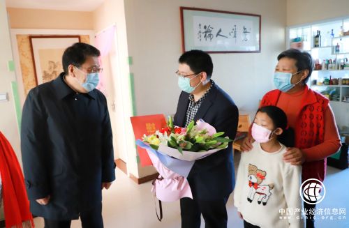 快讯！王玉君走访慰问援助湖北医务人员家属