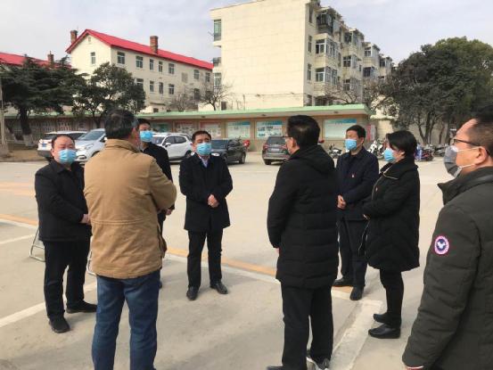 河南省方城县人大常委会主任毕新民、副县长董玉坤到凤凰山社区检查指导企业复工和疫情防控工作