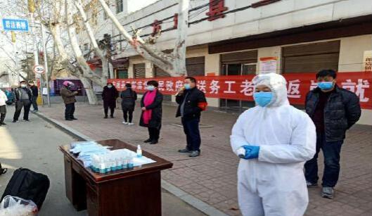 河南方城县二郎庙镇欢送首批务工人员返岗就业
