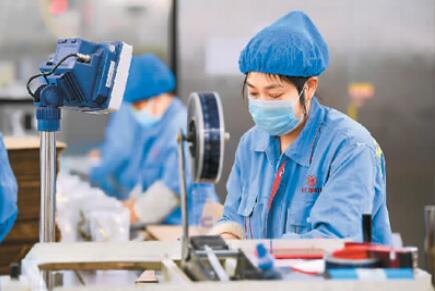 科学防疫有序复工复产 中国外贸企业临“疫”不乱