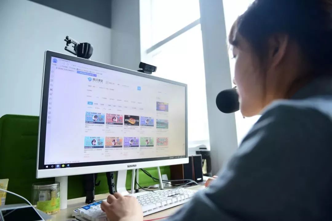 浙大3万多学子开始上课 教室里空无一人 老师仍然讲得激情飞扬