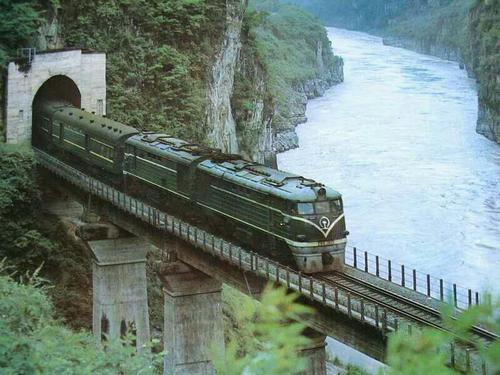 成昆复线已复工25个标段、90个工点，近万人奋战在建设一线