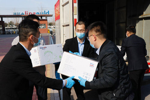 蓝帆医疗捐赠13.8万只一次性学生手套 暖心“守护”送给援鄂前线医护人员家人