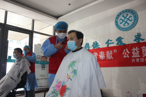 “为奉献者奉献” 青年志愿者为市精神卫生中心医务人员解决“头等大事”