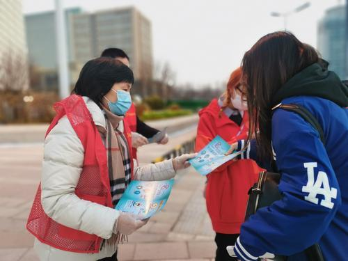 市财政局志愿者走上街头开展“学雷锋 见行动”志愿服务活动