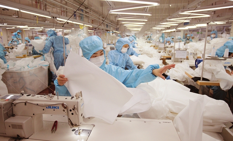 山西：赶制防护服生产忙