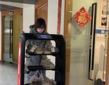 机器人送餐跑腿消毒 中关村高科技防疫“神秘武器”上岗