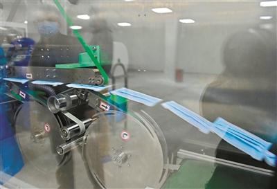 日产50万只以上 国内首条口罩高速生产线在京投产