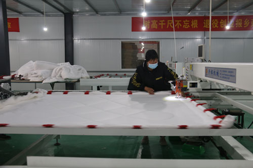 河南南召：扶贫车间全面复产 家门口务工收入不菲