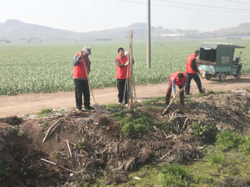 有一名贫困党员,也积极参加了和庄中村这次植树造林活动,他的名仔叫