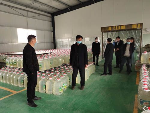 河南省南召县小店乡：扶贫车间带贫抗“疫”两不误