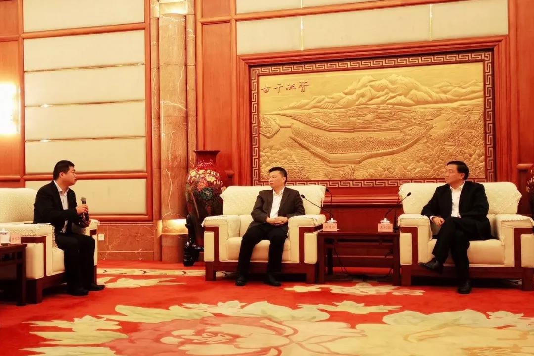 华云数据向四川省副省长王凤朝等领导介绍华云在云计算及信创领域的应用部署