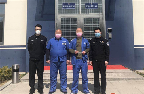 哥哥被抓后劝弟弟自首 黄岛民警一下逮俩逃犯