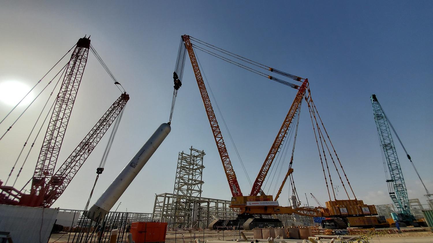 中石化4000吨级履带吊亮相阿曼 圆满完成首吊任务