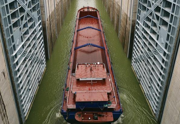 广西大藤峡水利枢纽工程船闸试通航成功