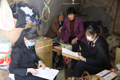 法律无情，法官“有情” 一场特殊庭审在被告家中进行