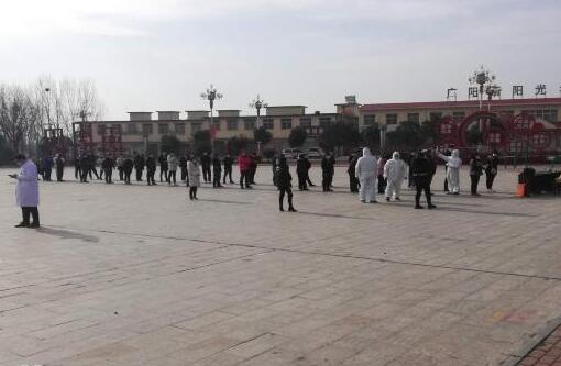 河南方城：乡亲返岗复工梦 扶贫队伍在行动