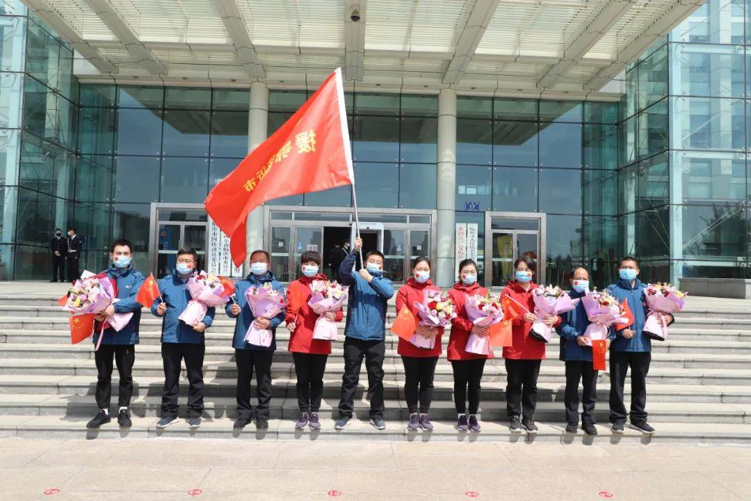 警车开道，铁骑护卫！“最高礼遇”迎接最美逆行者归来！