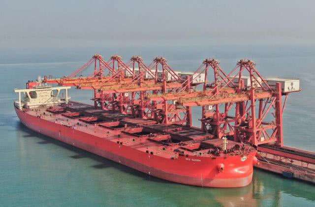 大连重工卸船机效率创烟台港新纪录