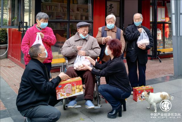 慈善情怀 四川好人 “绵州燕姐”走进社区看望困难户