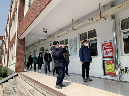 临沂一中南校区： 教师扮演学生，展开开学演练