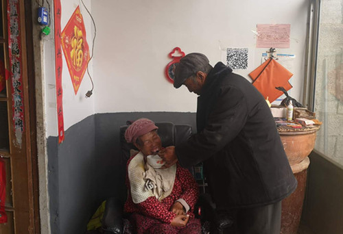 郭自起:七年如一日，照顾瘫痪发妻