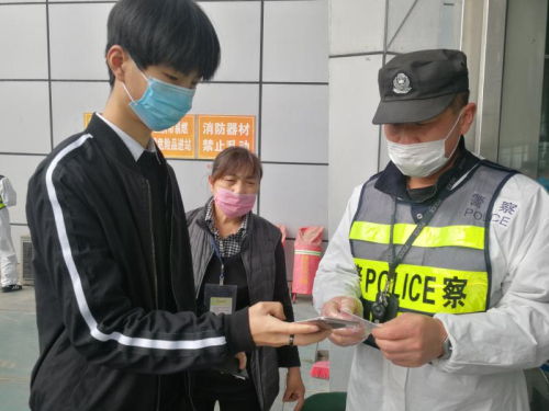 车站防疫防控再升级 持“绿码”方可进出车站