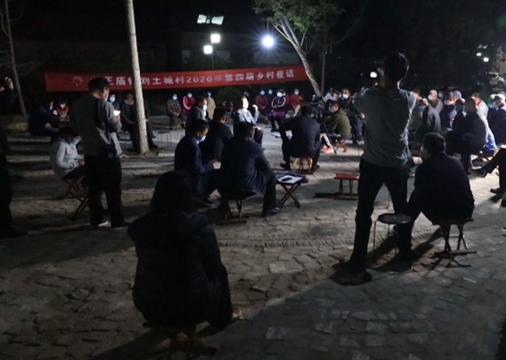 山东一位县委书记走到村头，和村民坐着马扎“拉呱”