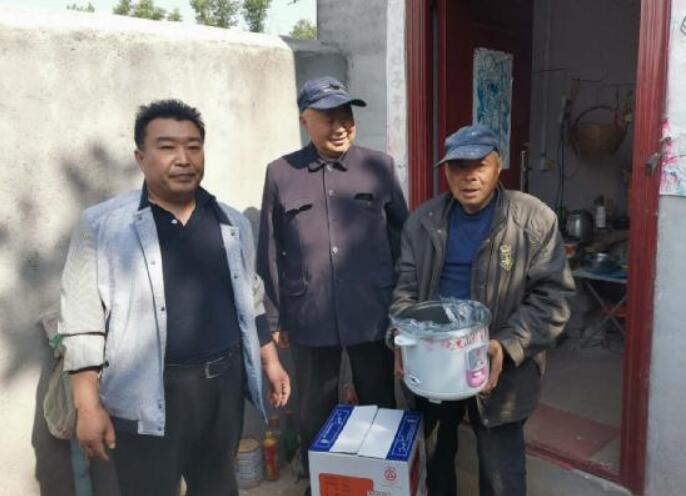 河南省南召县太山庙乡四名退役军人捐款慰问贫困户