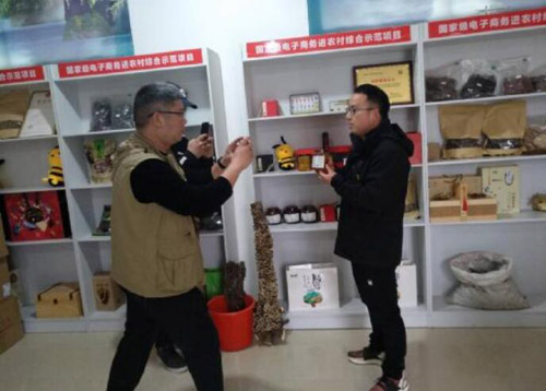 河南省桐柏县城郊乡探索“网红＋”模式 开辟脱贫致富新途径