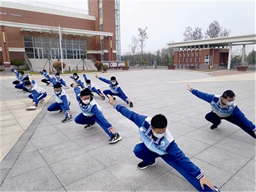 青岛十九中高三学子习武减压